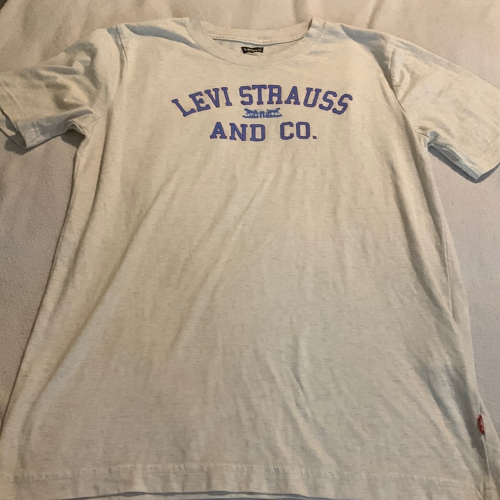 white and blue levi’s shirt with lettering